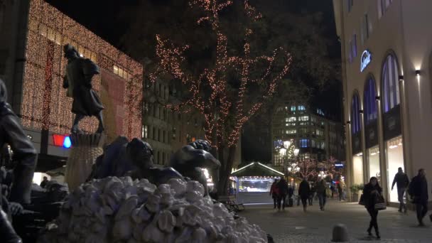 Süslemeli Ağaç Noel Işıkları Olan Binalar — Stok video