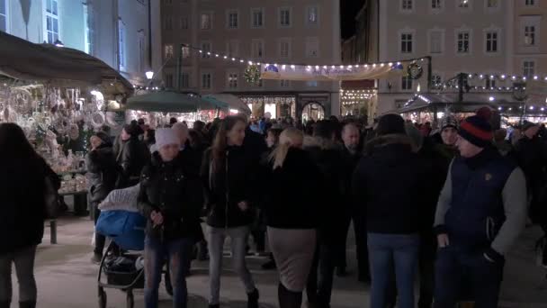 Personas Que Visitan Mercado Navidad — Vídeo de stock