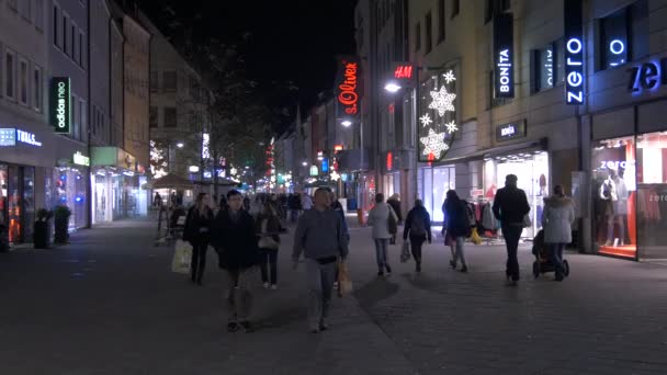 Turisták Sétálnak Utcán Üzletekkel Nürnberg — Stock videók
