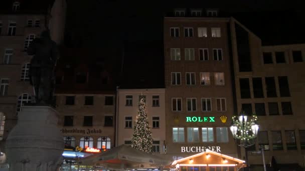 Árbol Navidad Rodeado Edificios — Vídeo de stock