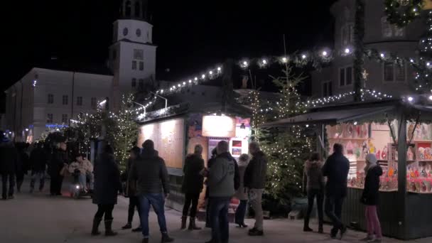 Wandelen Nachts Een Kerstmarkt — Stockvideo
