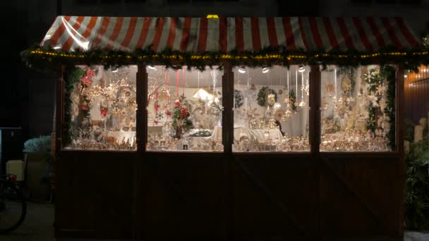 街上有圣诞装饰品的摊位 — 图库视频影像
