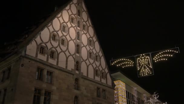 Gebäude Mit Weihnachtsbeleuchtung Geschmückt — Stockvideo