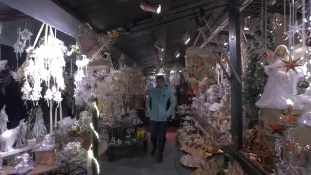 Les Gens Dans Une Boutique Avec Des Décorations Noël — Video