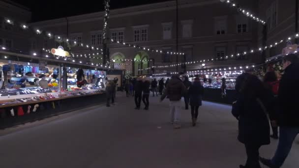 Wandelen Tussen Kraampjes Een Kerstmarkt — Stockvideo