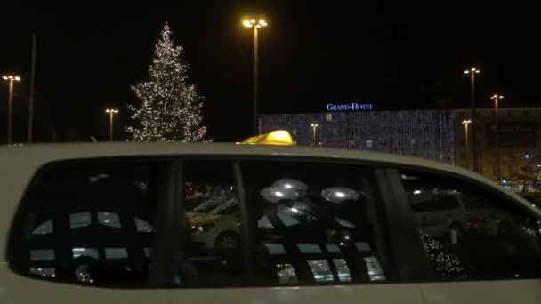 Weihnachtsbaum umgeben von Taxis