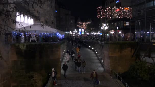 Menschen Auf Dem Weg Einer Passage Der Weihnachtszeit — Stockvideo