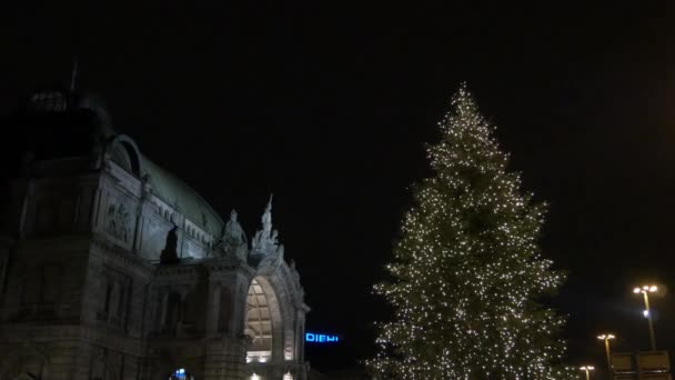 Ταξί Και Ένα Χριστουγεννιάτικο Δέντρο Στον Κεντρικό Σιδηροδρομικό Σταθμό — Αρχείο Βίντεο