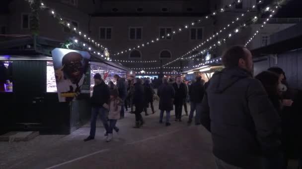 Mensen Kerstmarkt Van Salzburg — Stockvideo