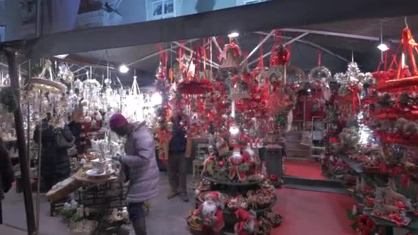 Kerstcadeautjes Een Kerstmarkt — Stockvideo