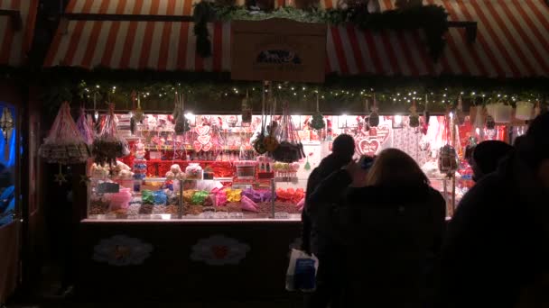 Stand Mit Süßigkeiten Auf Dem Weihnachtsmarkt — Stockvideo