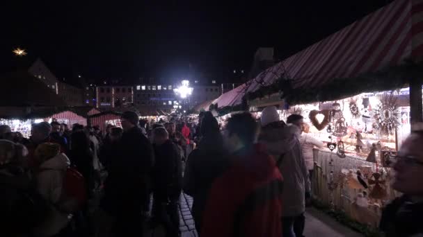 Toeristen Lokale Bevolking Wandelen Een Kerstmarkt — Stockvideo