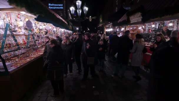 Publiek Kraampjes Van Een Kerstmarkt — Stockvideo