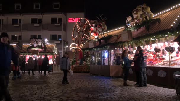 圣诞市场的游客 — 图库视频影像