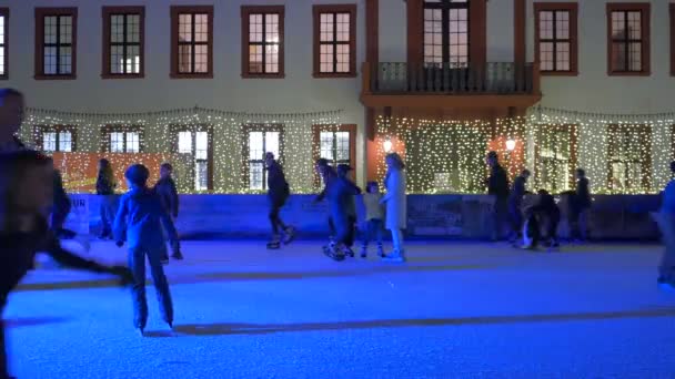 Gente Patinando Sobre Hielo Por Noche — Vídeos de Stock