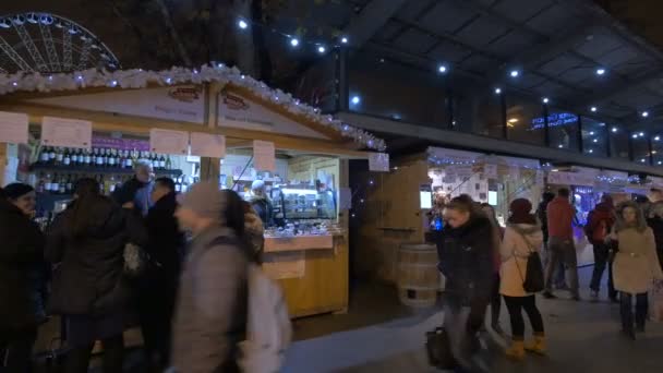 Рождественский Рынок Ночью — стоковое видео