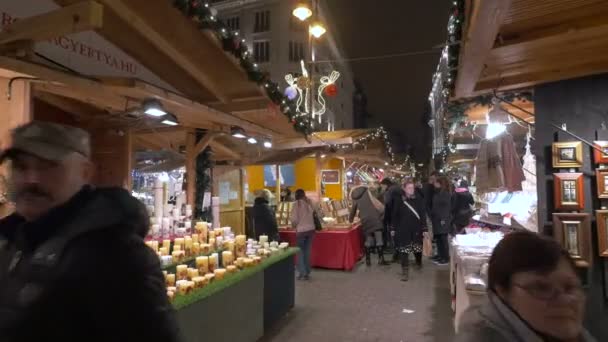 Wandelen Straat Kraampjes Een Kerstmarkt — Stockvideo