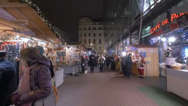 Menschen Die Nachts Straßenständen Vorbeilaufen — Stockvideo