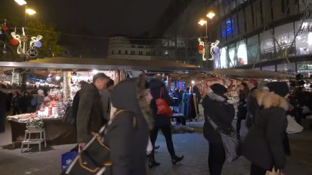 Mensen Een Kerstmarkt Nachts — Stockvideo