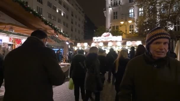 크리스마스 시장에 사람들 — 비디오
