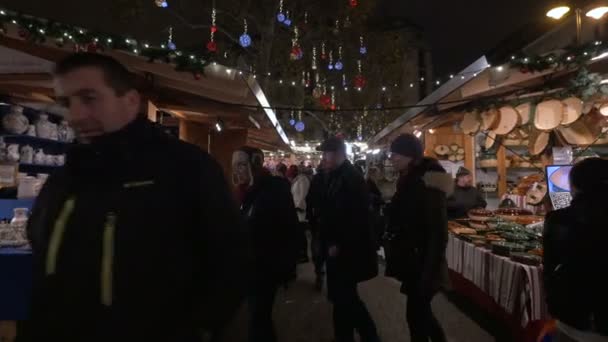 Переполненный Рождественский Рынок Ночью — стоковое видео