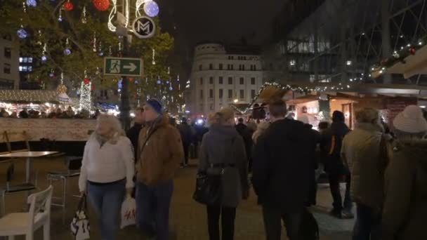 Gente Caminando Mercado Navidad — Vídeos de Stock