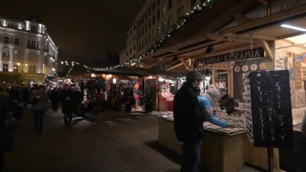 Люди Рождественском Рынке — стоковое видео