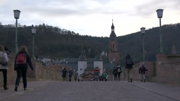 Lidé Starém Mostě Heidelbergu — Stock video