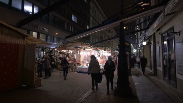 Menschen Spazieren Auf Einem Weihnachtsmarkt — Stockvideo