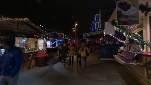 Люди Гуляют Рождественской Ярмарке — стоковое видео