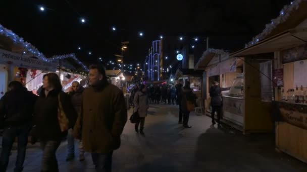 Folk Går Julmarknad Natten — Stockvideo