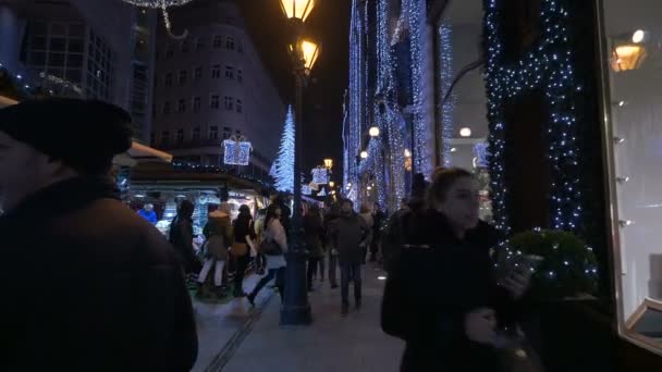 Caminando Mercado Navidad Por Noche — Vídeo de stock