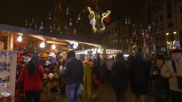 Menschen Auf Dem Weihnachtsmarkt — Stockvideo