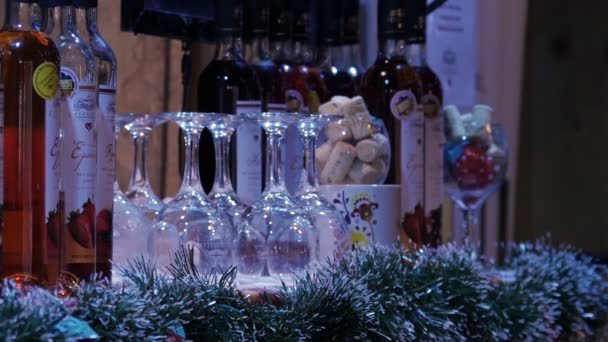 Bebidas Alcoólicas Uma Barraca Natal — Vídeo de Stock