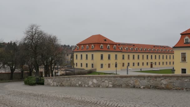 访问布拉迪斯拉发城堡的人 — 图库视频影像