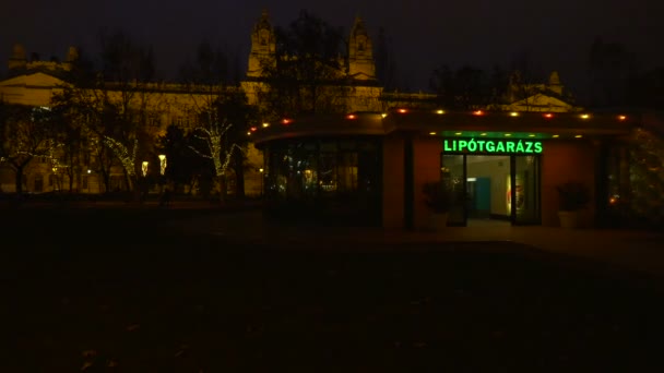 ブダペストのリポタガラスを出る人々 — ストック動画