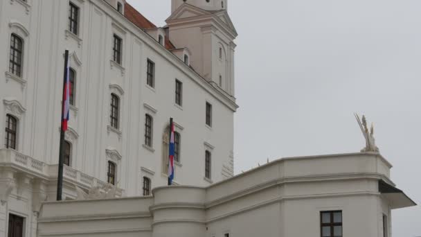 Σημαίες Στο Κάστρο Της Μπρατισλάβας — Αρχείο Βίντεο
