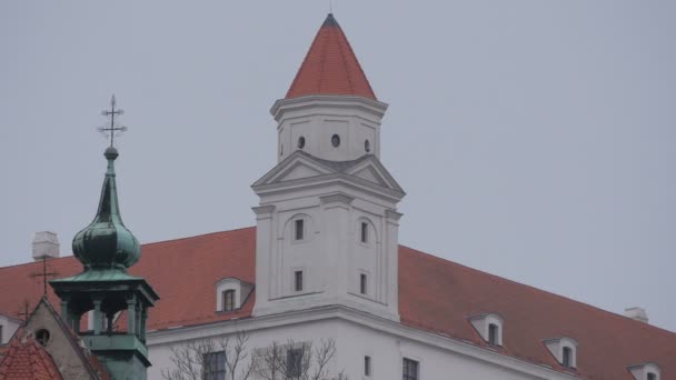 Wieża Kościoła Przy Wieży Zamku Bratysławie — Wideo stockowe