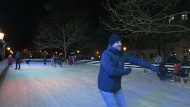 Family Ice Skating Night — Stock Video