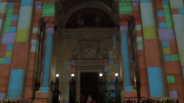 Projections Lumineuses Colorées Sur Une Église — Video