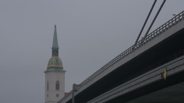 Klokketårn Nær Ufo Bridge – Stock-video