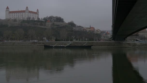 Castillo Bratislava Río Danubio — Vídeos de Stock