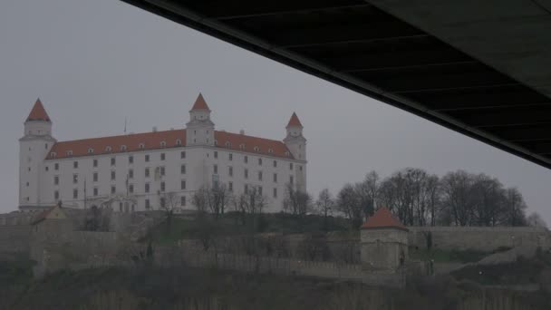 Castelo Bratislava Visto Debaixo Uma Ponte — Vídeo de Stock