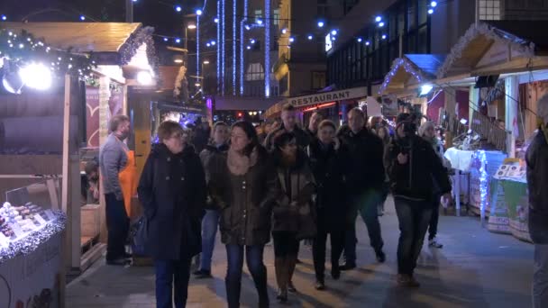 Mensen Wandelen Kerstmarkt Boedapest — Stockvideo