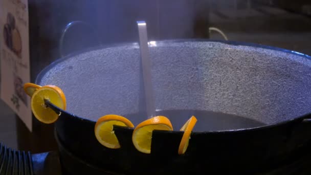 橙片在覆满的酒壶上 — 图库视频影像