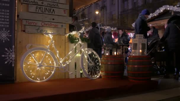 Geschmücktes Fahrrad Auf Einem Weihnachtsmarkt Budapest — Stockvideo