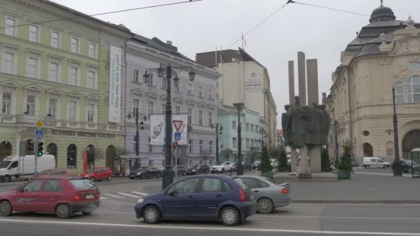 Pan Rechts Uitzicht Een Stadsplein — Stockvideo