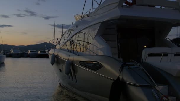 Luxus Jacht Kikötve Vízben — Stock videók