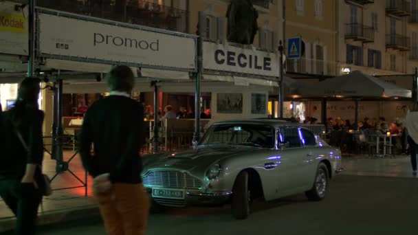Aston Martin Coche Una Calle — Vídeo de stock