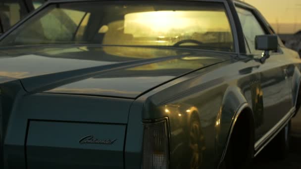 Zoom Uit Een Lincoln Continental Auto — Stockvideo
